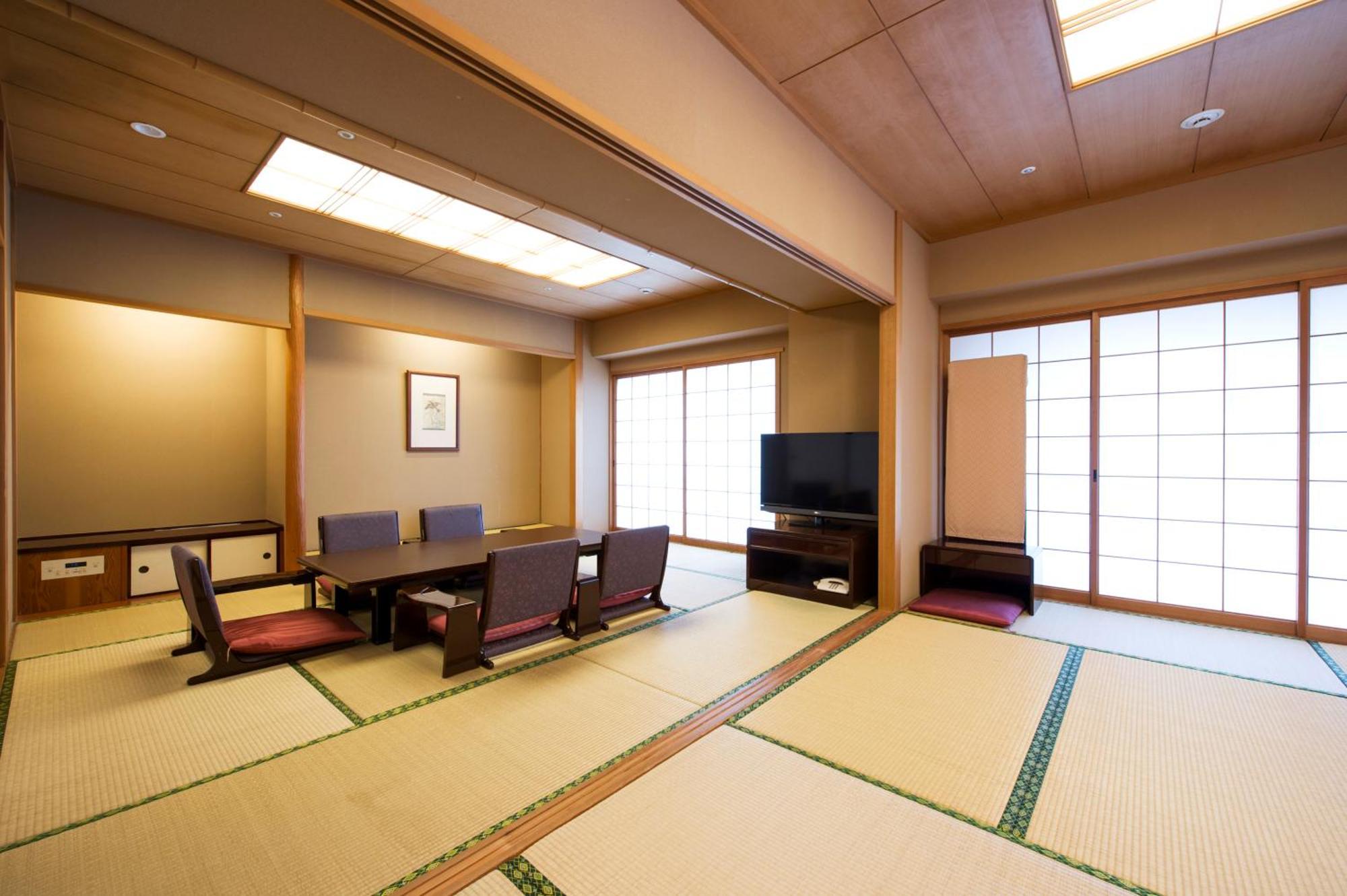 Hotel Okura Jr Huis Ten Bosch Sasebo Bagian luar foto A tatami room at a hotel in Japan