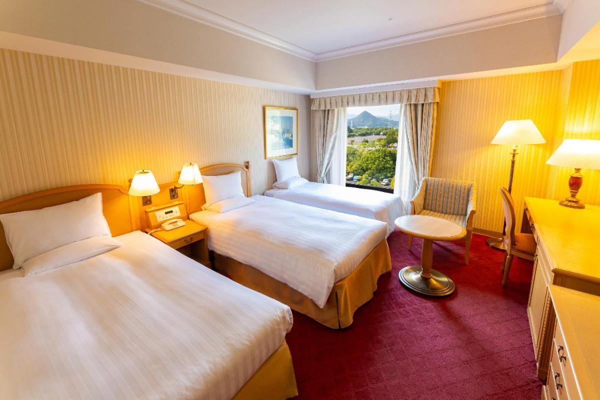 Hotel Okura Jr Huis Ten Bosch Sasebo Bagian luar foto A room at the Killarney International Hotel