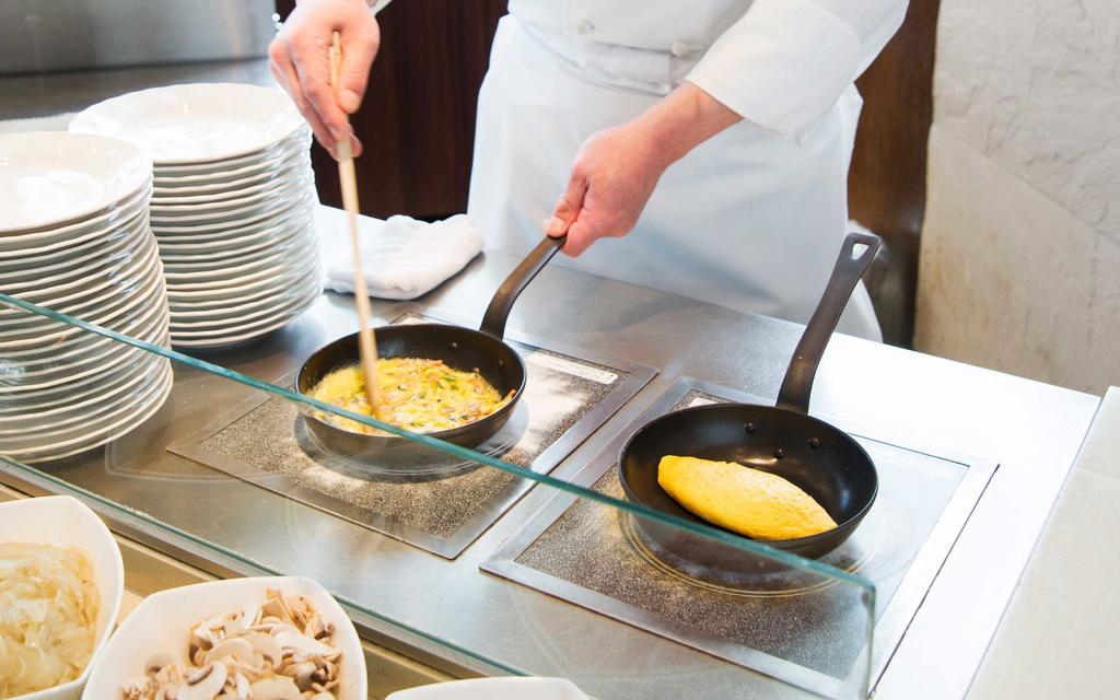 Hotel Okura Jr Huis Ten Bosch Sasebo Bagian luar foto Preparation of an omelette