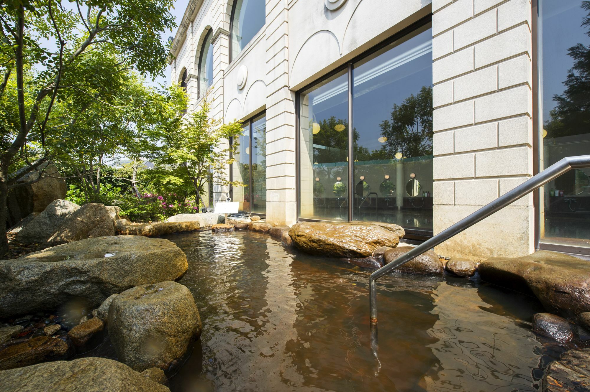 Hotel Okura Jr Huis Ten Bosch Sasebo Bagian luar foto A foot bath in Tokyo