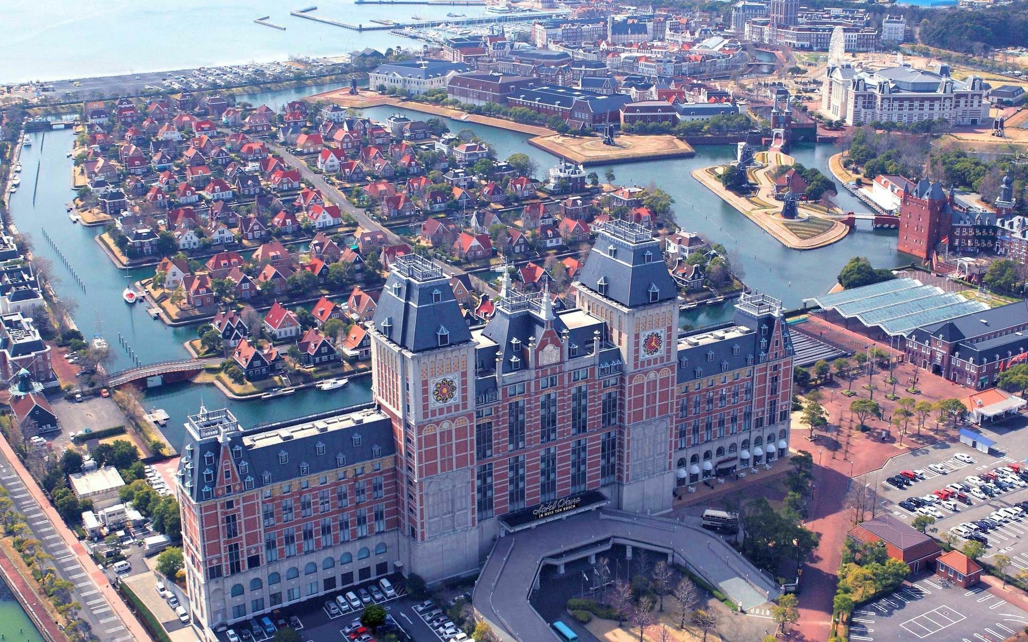 Hotel Okura Jr Huis Ten Bosch Sasebo Bagian luar foto Aerial view of the complex